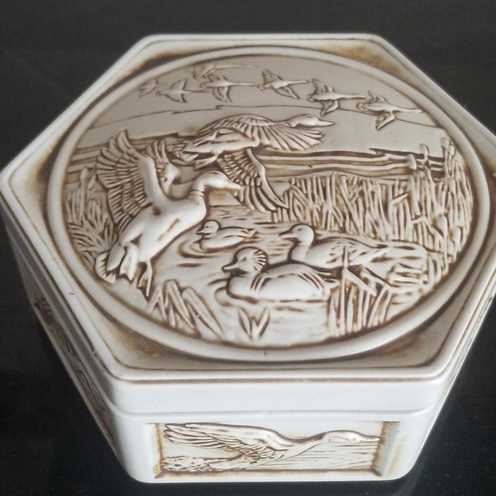 Vintage Avon 1980 Geese/Ducks Ceramic Box